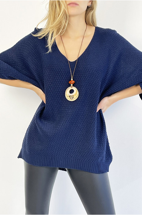 Pull bleu marine ample col V effet maille avec collier style bohème chic