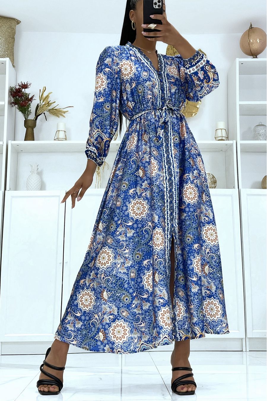 Robe longue satinée bleu à manches longues et motifs tendances