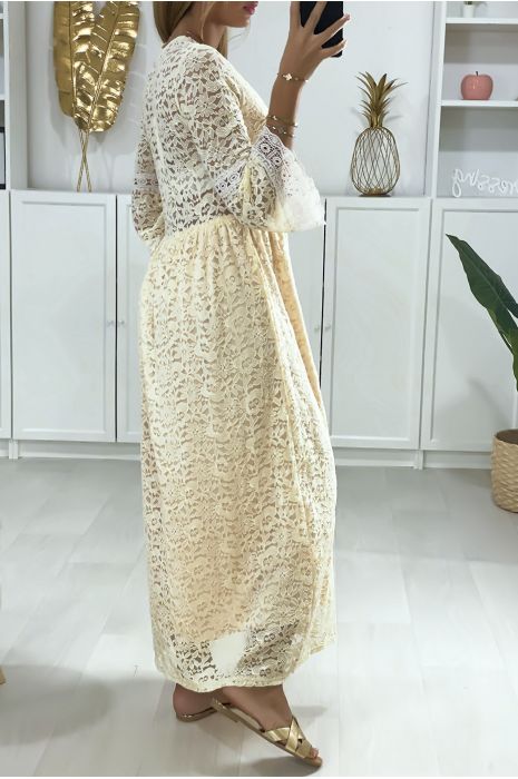 Longue Robe Beige En Dentelle Avec Broderie Au Col Et La Taille