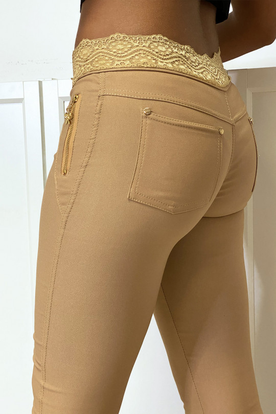 Pantalon slim camel en strech avec zip doré et dentelle - 6