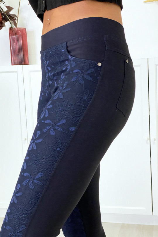 Pantalon slim marine en strech avec dentelle à l'avant Pantalon slim marine en strech avec dentelle à l'avant