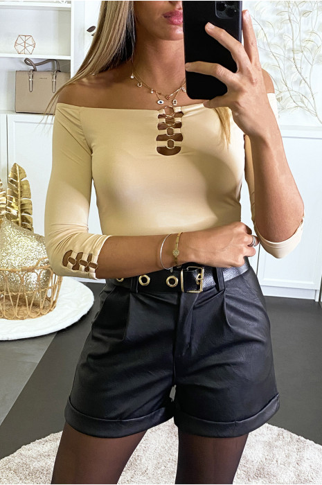 Top beige col bardot à petites boucles dorées aux manches et col. - 1