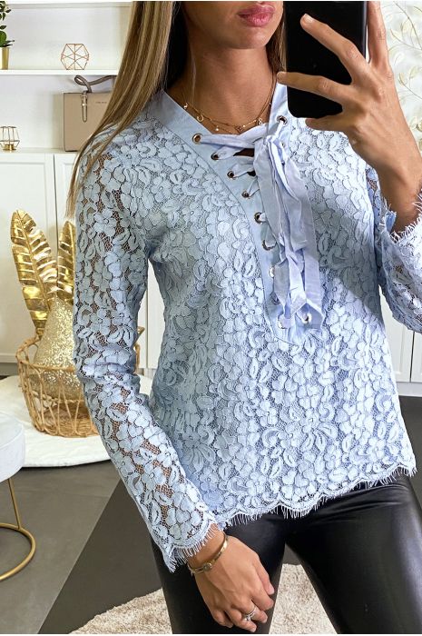 Blouse bleu doublé en dentelle et jolie attache avec ruban - 2