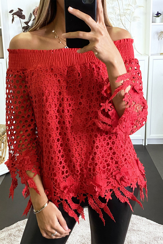 Blouse rouge à col bardot et motif rond et fleurs en crochet.