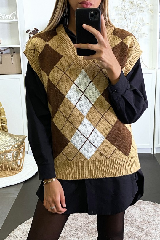Camel English style sleeveless sweater with diamond pattern. - 2