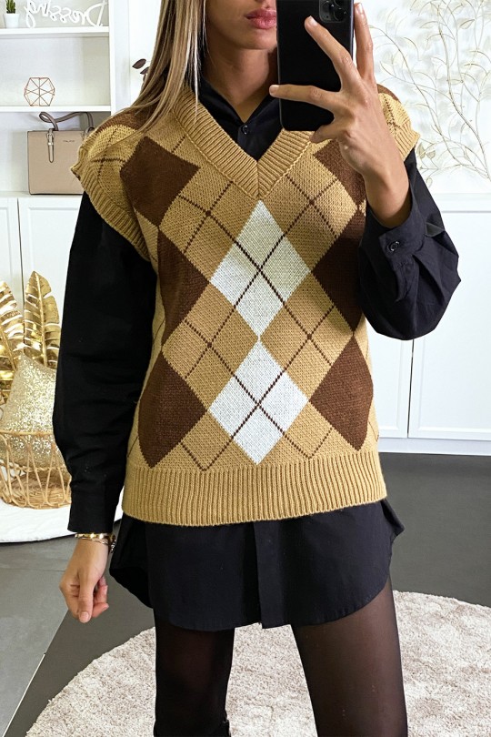 Camel English style sleeveless sweater with diamond pattern. - 4