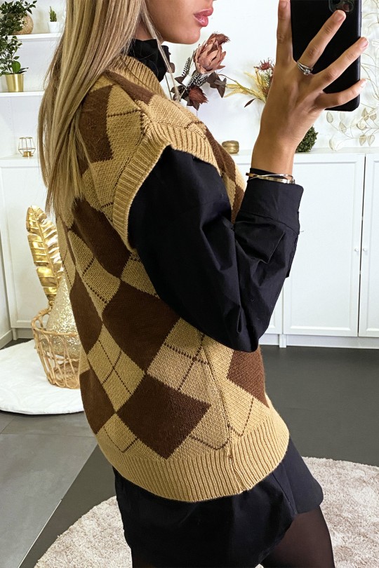Camel English style sleeveless sweater with diamond pattern. - 5