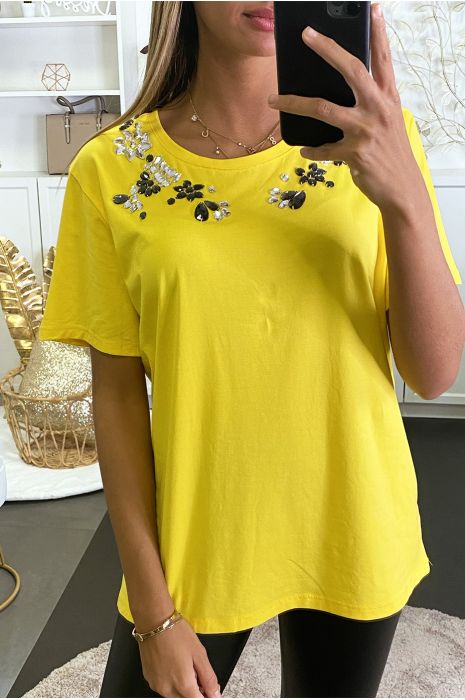 T-shirt jaune à strass en verre cousu sur le col - 1