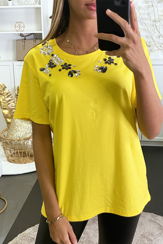 T-shirt jaune à strass en verre cousu sur le col