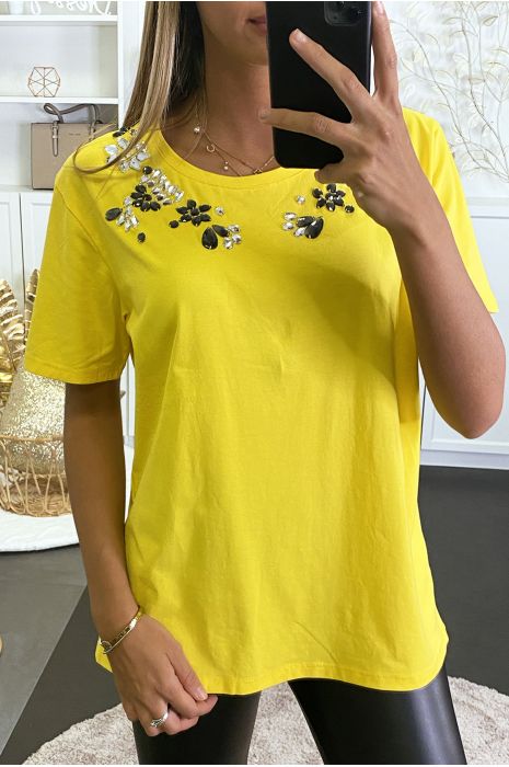 T-shirt jaune à strass en verre cousu sur le col - 2