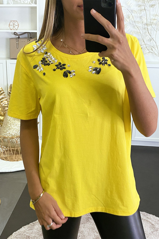 T-shirt jaune à strass en verre cousu sur le col