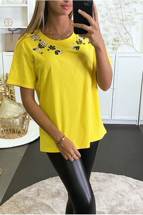 T-shirt jaune à strass en verre cousu sur le col - 3