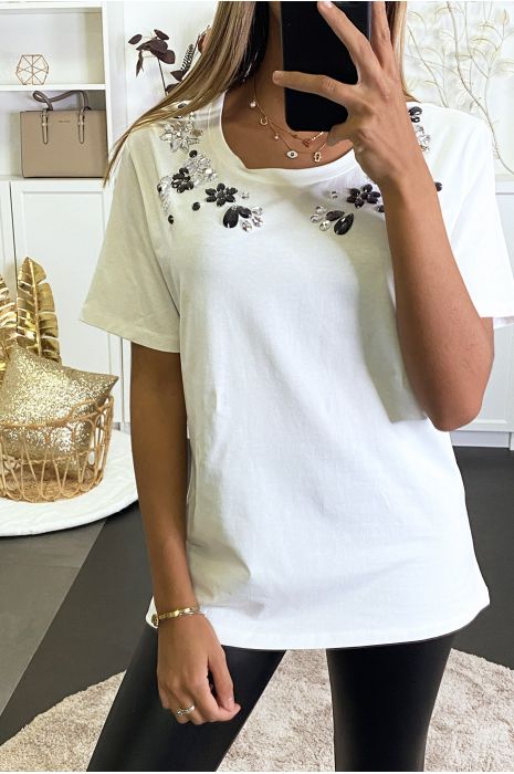 White t-shirt with glass rhinestones sewn on the collar - 2