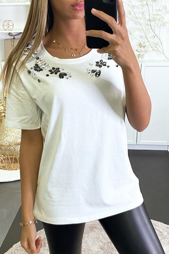 T-shirt blanc à strass en verre cousu sur le col