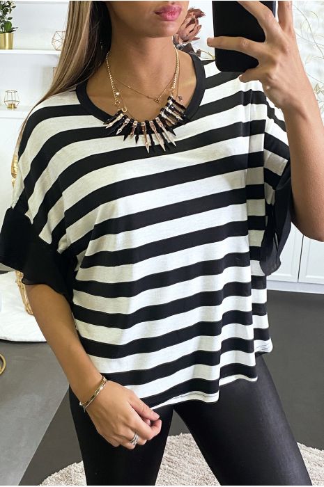 T-shirt oversize noir à rayure, manches en voilage et un collier pic. - 3