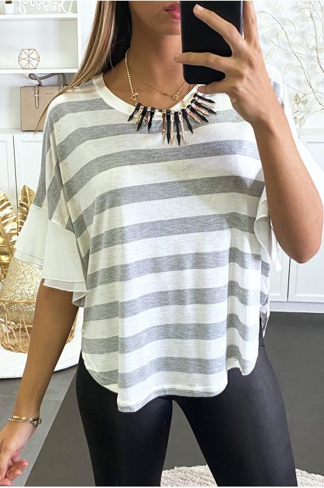 T-shirt oversize gris à rayure, manches en voilage et un collier pic. - 1