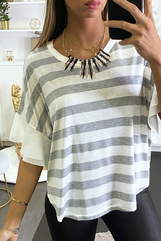 T-shirt oversize gris à rayure, manches en voilage et un collier pic.