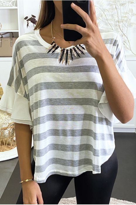 T-shirt oversize gris à rayure, manches en voilage et un collier pic. - 4