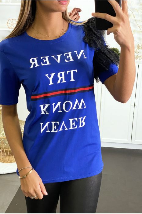 T-shirt royal avec dentelle noire sur une manche et écriture - 2