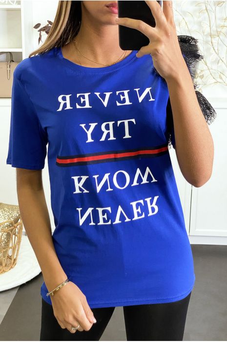 T-shirt royal avec dentelle noire sur une manche et écriture - 3