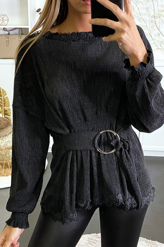 Blouse noir plissé et over size avec accessoire boucle à la taille