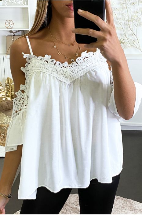 Blouse blanche à épaules dénudées et manches à volants. - 1
