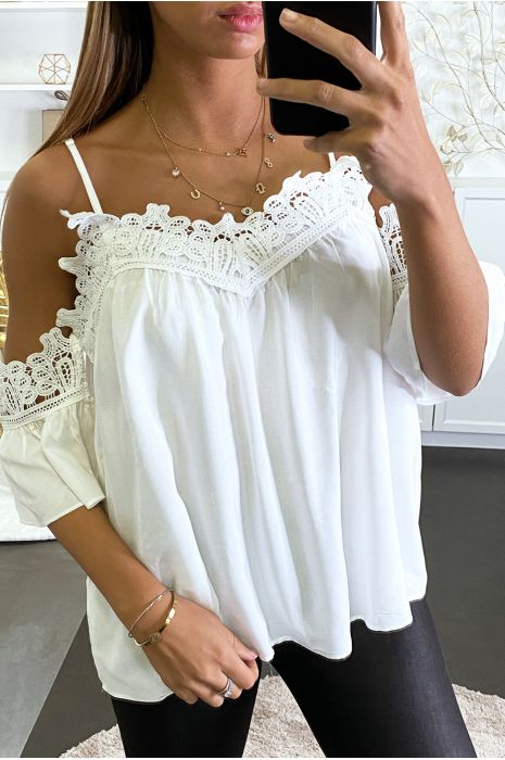 Blouse blanche à épaules dénudées et manches à volants. - 2