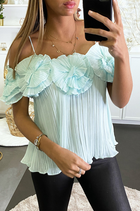 Watergroene geplooide blouse met bloemenaccessoire op de buste - 2
