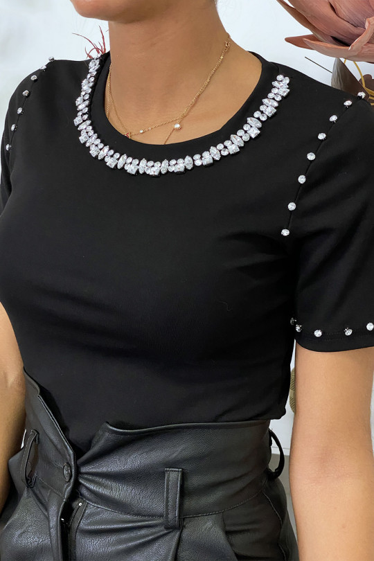 T-shirt noir avec avec plein de strass sur les contours du col et des manches