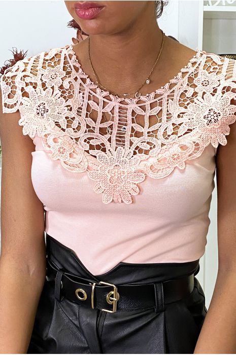 Roze knoopje met kant bij de buste - 2