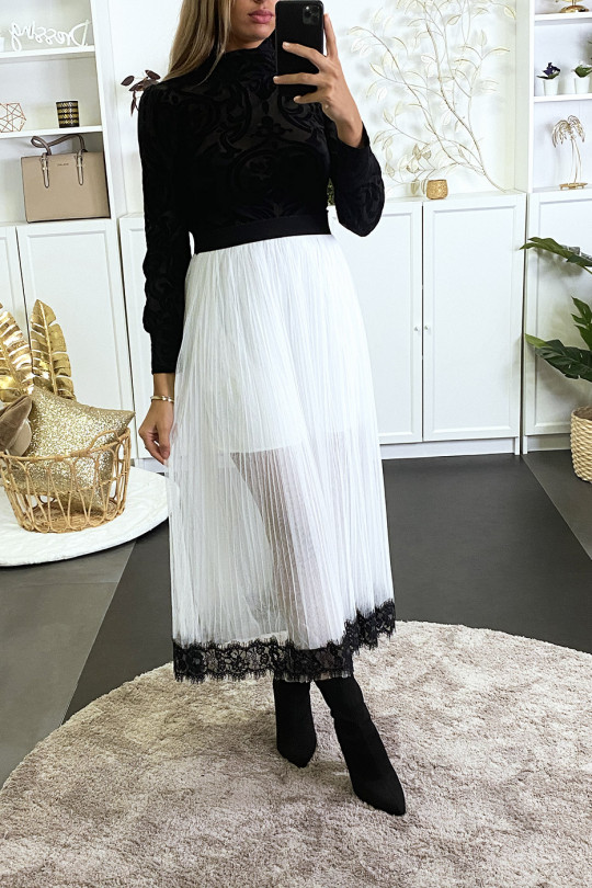 Longue jupe blanche en tulle doublé avec dentelle noir en bas