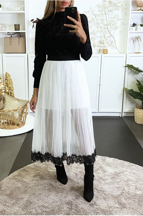 Longue jupe blanche en tulle doublé avec dentelle noir en bas - 2