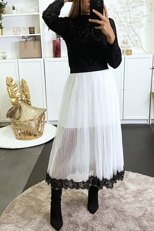 Longue jupe blanche en tulle doublé avec dentelle noir en bas