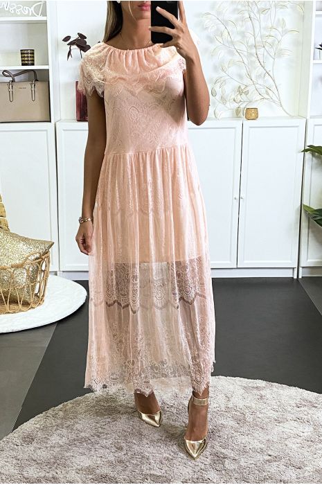 Longue robe rose en dentelle col bateau et doublé - 1