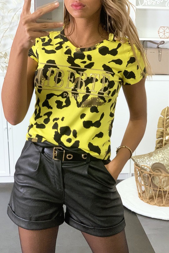 T-shirt motif léopard jaune avec écriture LIBERTE brodé en doré