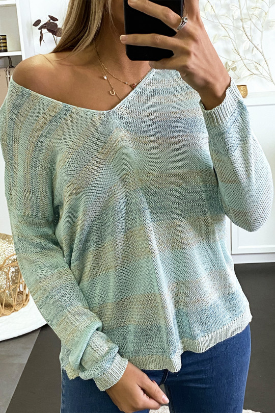 Pull vert en col V avec des rayures pastel - 1