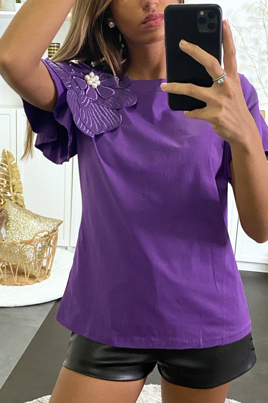 T-shirt lila avec accessoire fleur perlé sur le côté - 1