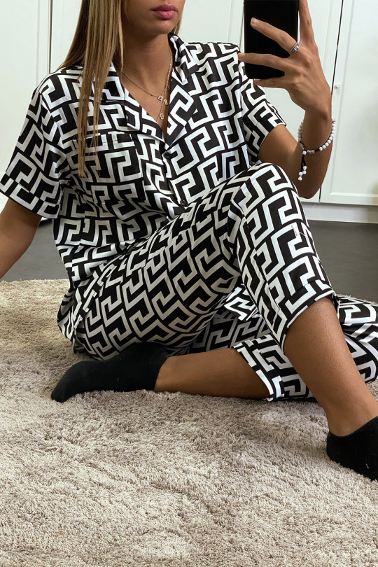 White short sleeve pajamas set and black maze pattern pants - 1