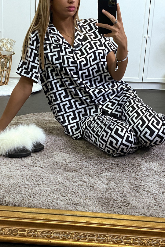 White short sleeve pajamas set and black maze pattern pants - 3