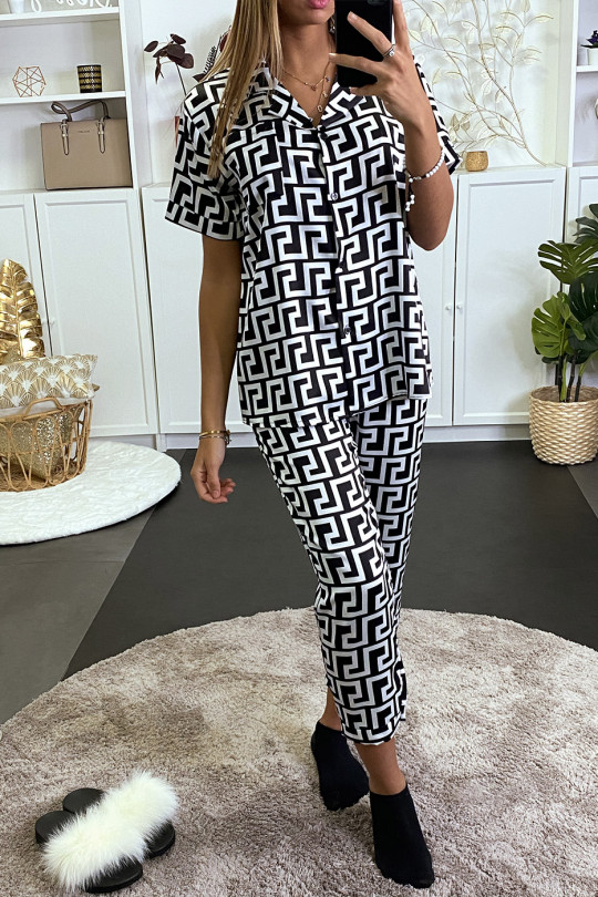 White short sleeve pajamas set and black maze pattern pants - 7