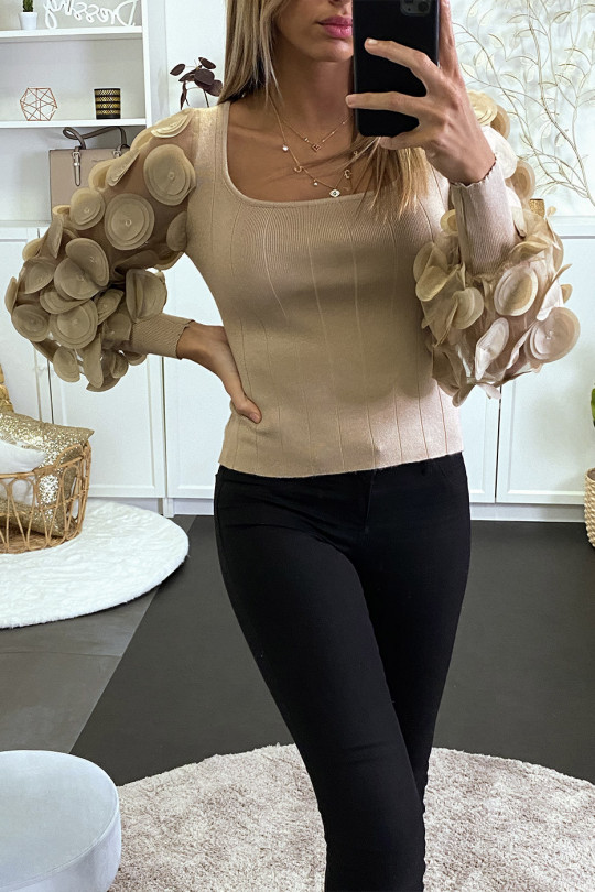 Pull camel côtelé à manche en tulle et pétales Pull camel côtelé à manche en tulle et pétales