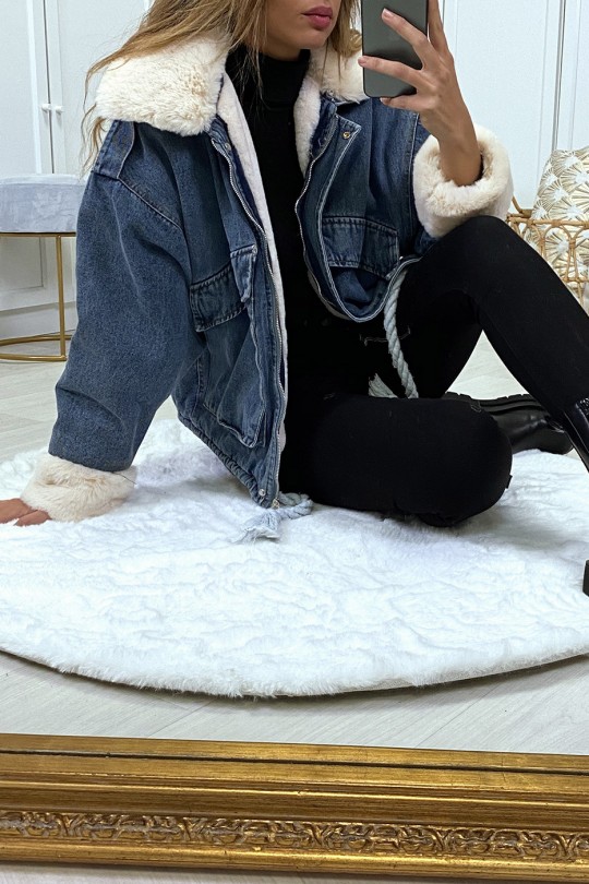 Veste en jean noire à fausse fourrure blanche