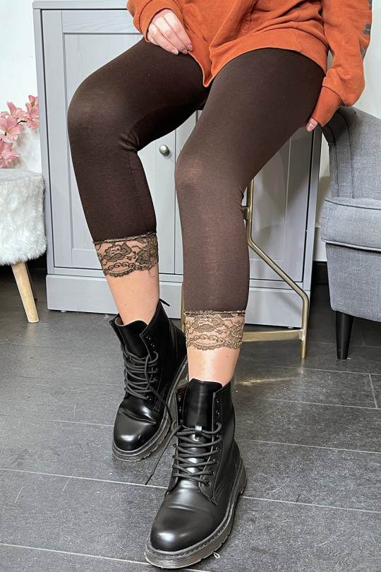 Black leggings with lace at the bottom