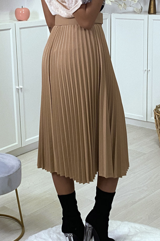 Mid-length camel pleated skirt with belt - 4