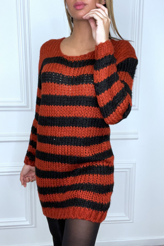 Robe pull rouge à rayure noire