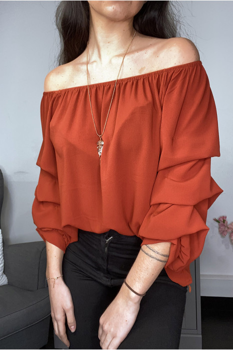 Blouse froncée cognac à col bateau avec collier - 2