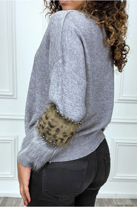 Pull gris avec fourrure synthétique aux manches - 2