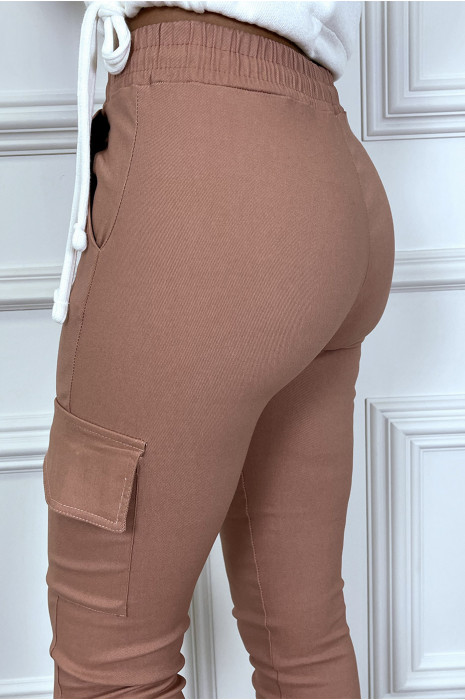 Pantalon cargo rose avec poches et cordon à la taille - 6