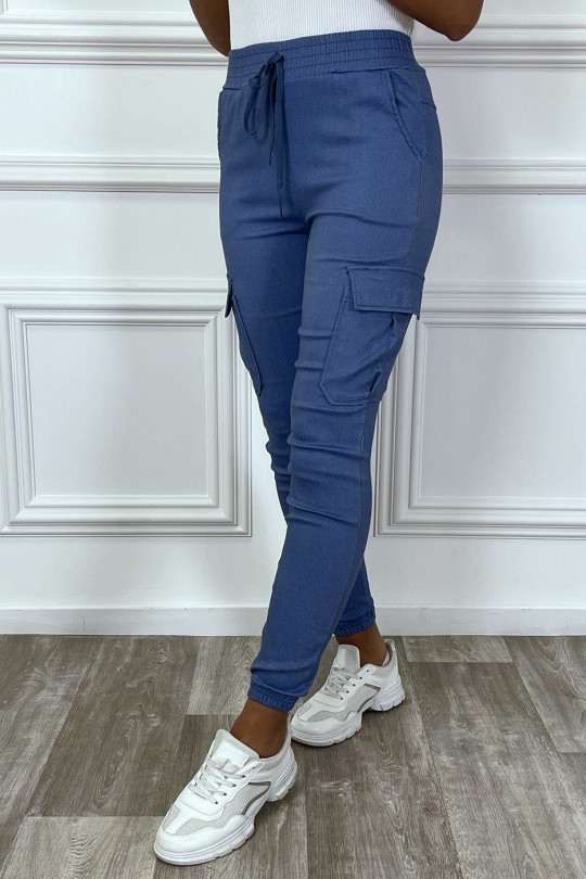 Pantalon cargo bleu avec poches sur les côtés