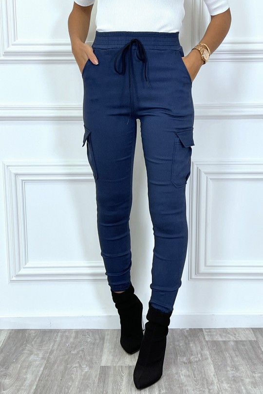 Pantalon cargo bleu avec poches sur les côtés